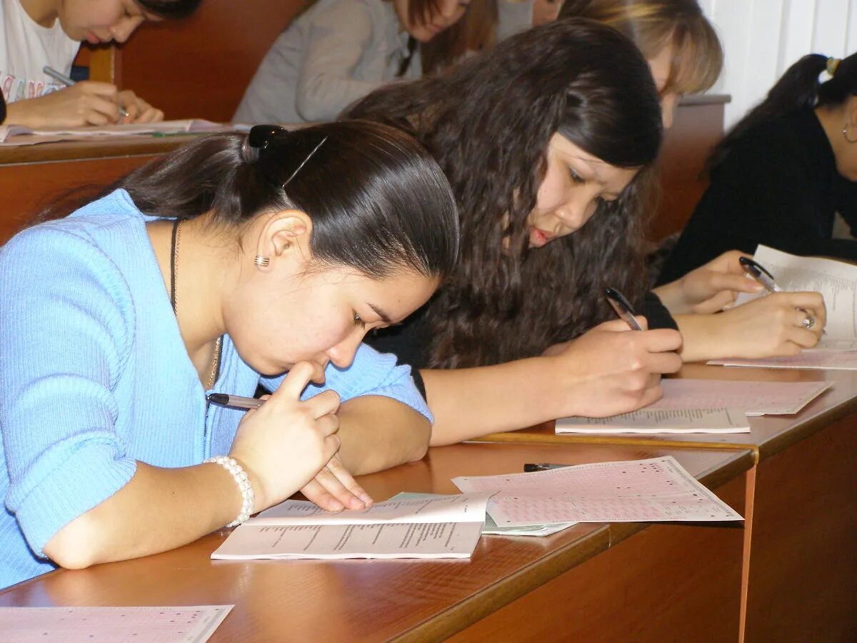 Тестирование в казахстане. Экзамен рк. Ент казахстан. Абитуриент казахстан. Казахские школьники ент.