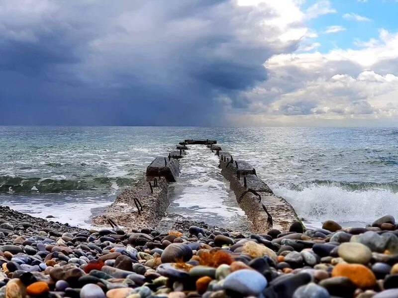 Почему закрыто море. Сочи осенью море. Сочи море осень. Пляж Сочи осенью. Черное море Сочи.