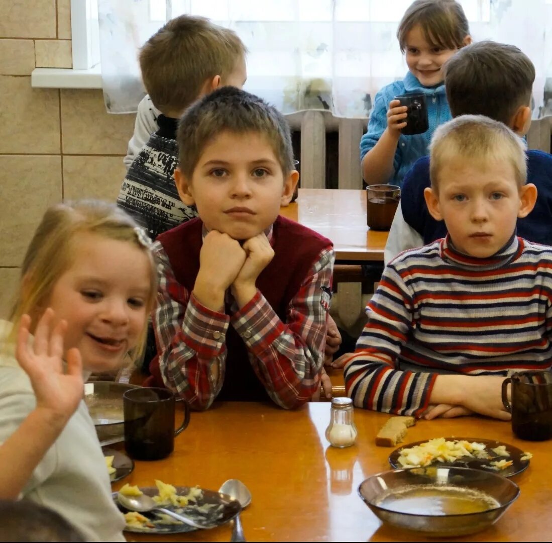 Картинки детей в детском доме. Дети из детдома. Жизнь в детском доме. Дети из детских домов. Жизнь детей в детском доме.