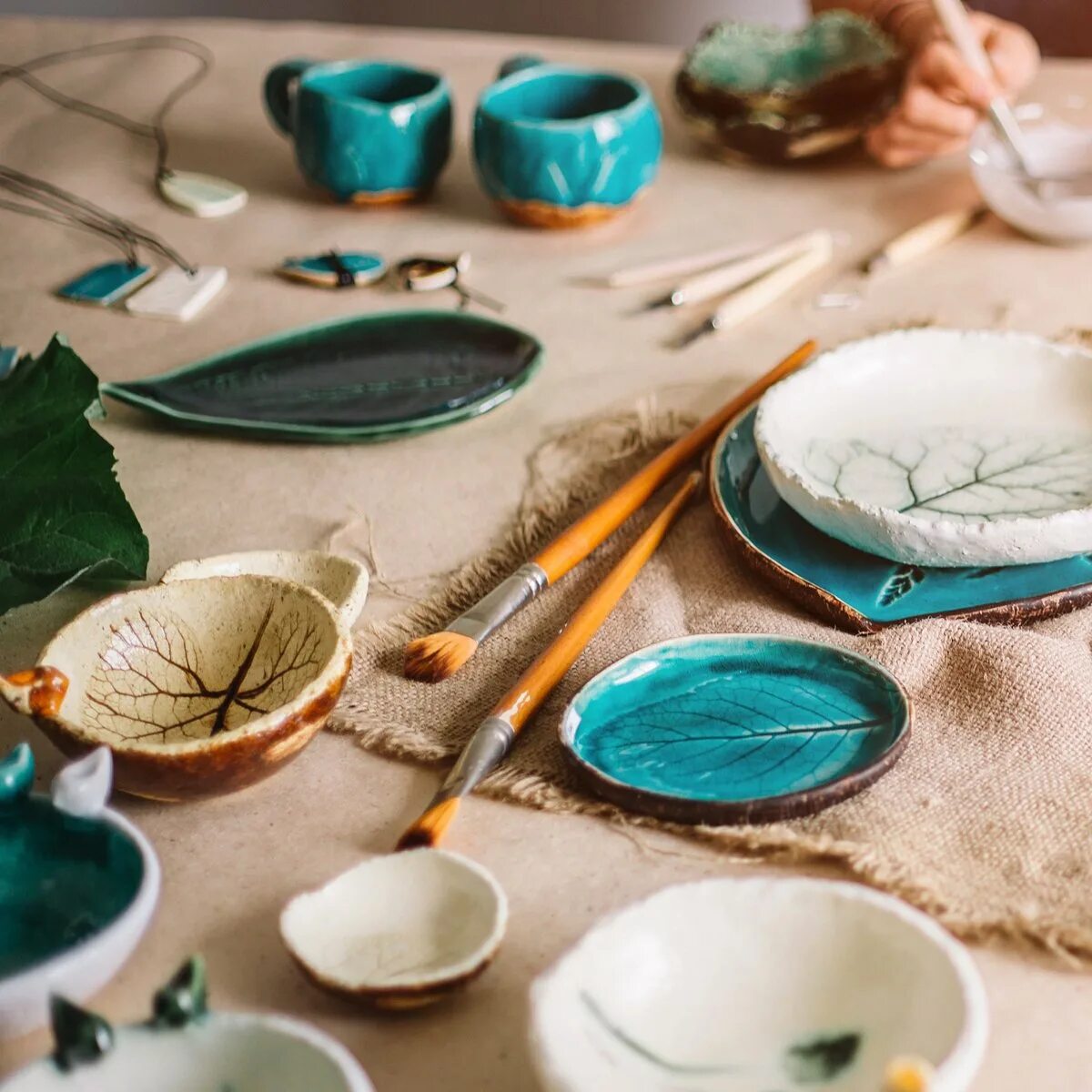 Лепим руками на столе. Гончарная студия "лепим, жжем". Трафарет для лепки из жгутиков. Лепим жжем. Лепка жгутиками.