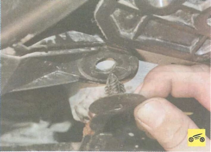 Болт крепления защиты двигателя рено логан 1. Крепление опоры картера рено логан. Защита двигателя рено логан 1. Защита картера двигателя рено логан 1. Брызговик двигателя рено логан 1.