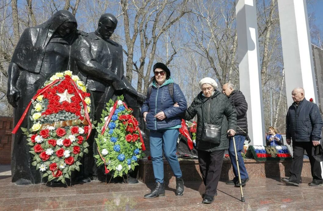 Вечный огонь память узникам концлагерей. Узники фашистских концлагерей. Памятник узникам фашистских концлагерей. День освобождения узников фашистских концлагерей. Концлагерь день памяти