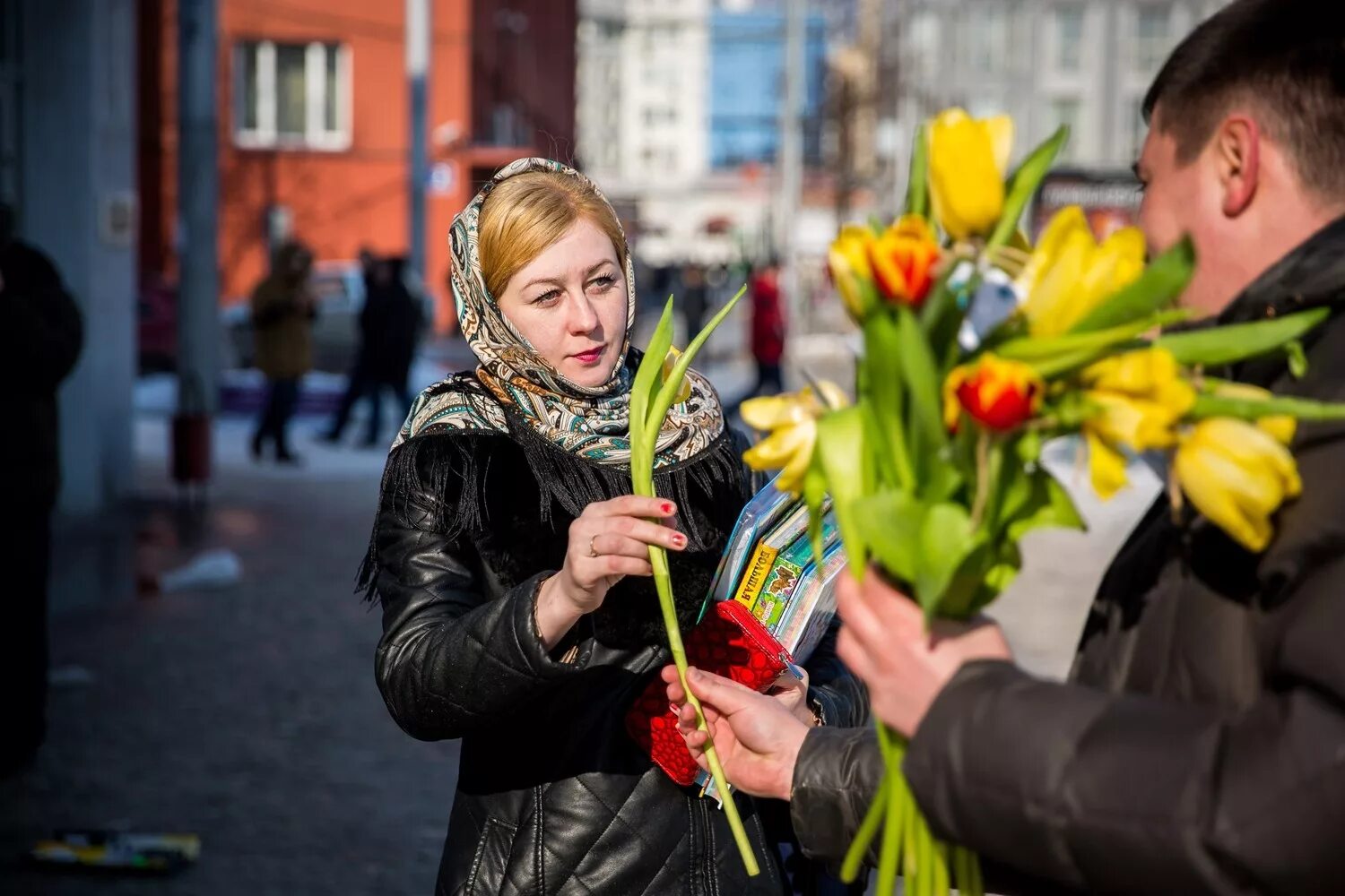 Где в москве будут раздавать цветы. Женщина с тюльпанами.