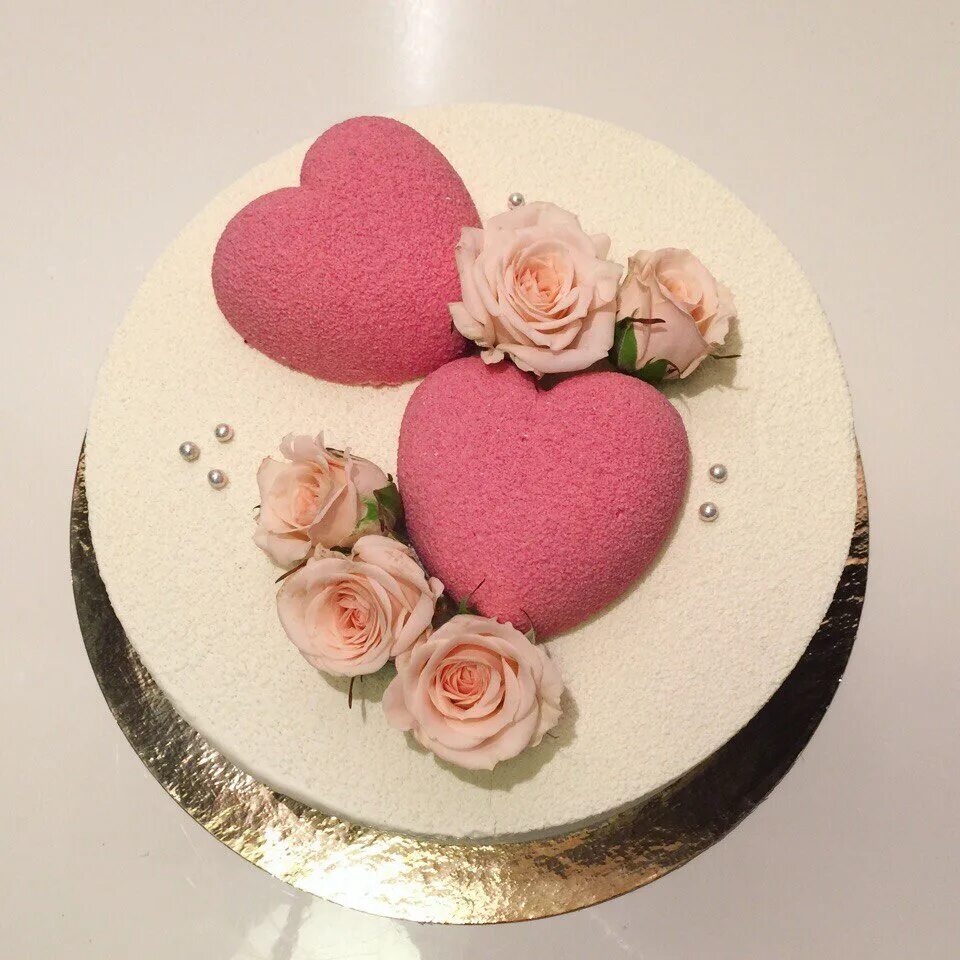 Сколько стоит муссовый торт 1 кг. Муссовый торт на свадьбу. Муссовые торты с цветами. Муссовый торт с живыми цветами. Муссовый торт сердце декор.