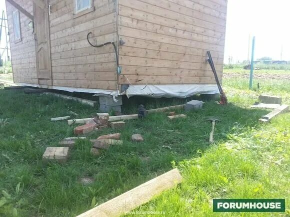 Как поднять бытовку. Подъем бытовки домкратом. домкрат под бытовкой. поддомкратить бытовку. передвинуть бытовку.