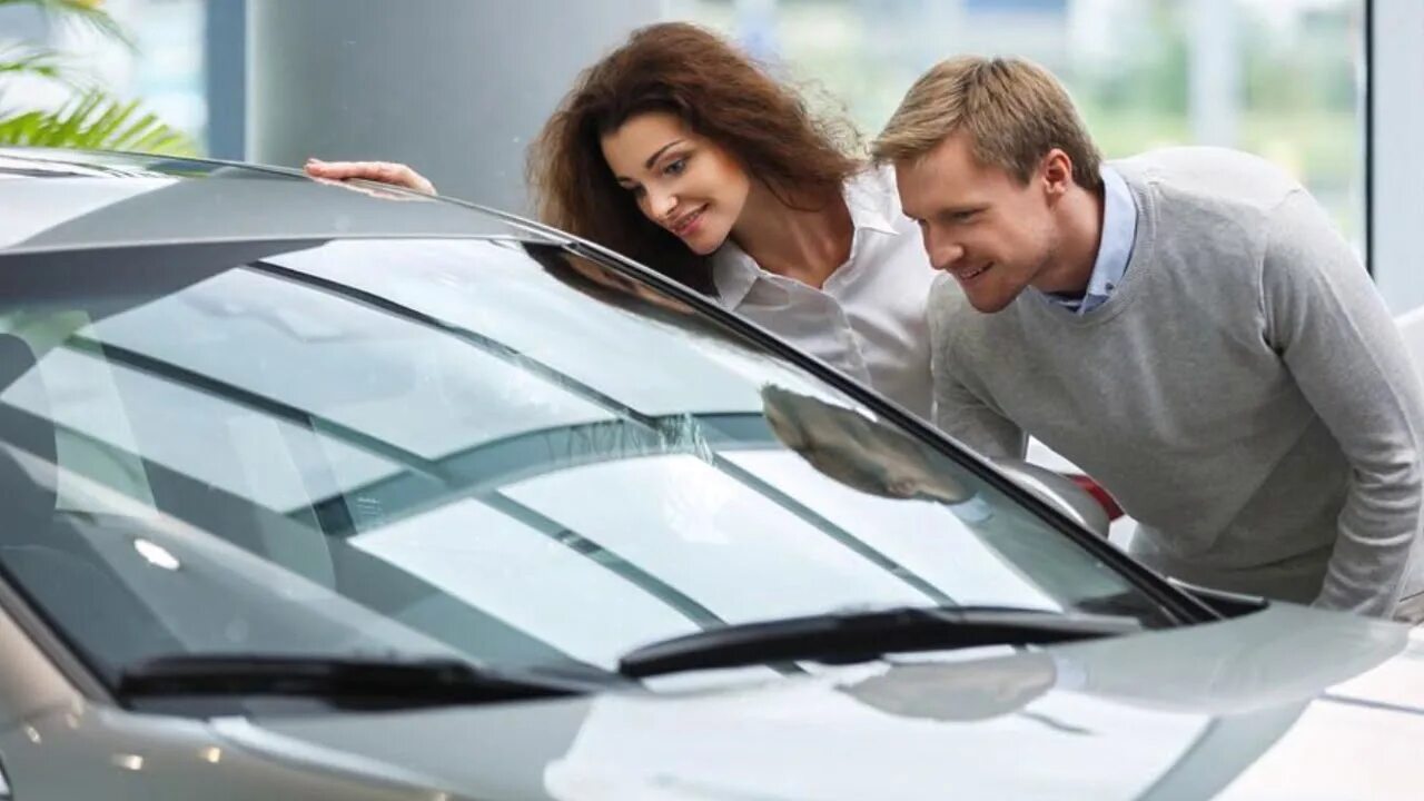 Мужчина покупает машину. Совместно нажитый автомобиль. Мужчина в автосалоне. Льготное автокредитование. Автокредитование.