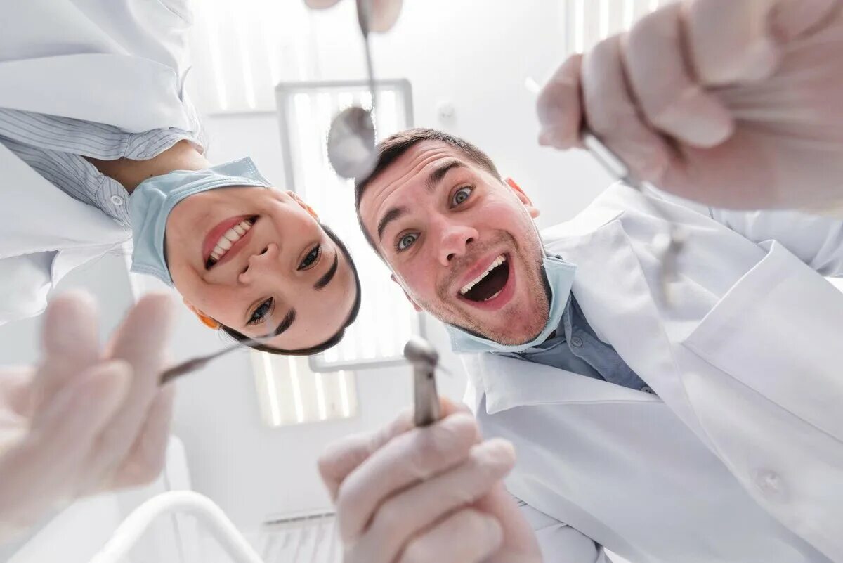 Есть ли зубной врач. Стоматолог. Пациент в стоматологии. Фотосессия стоматолога.