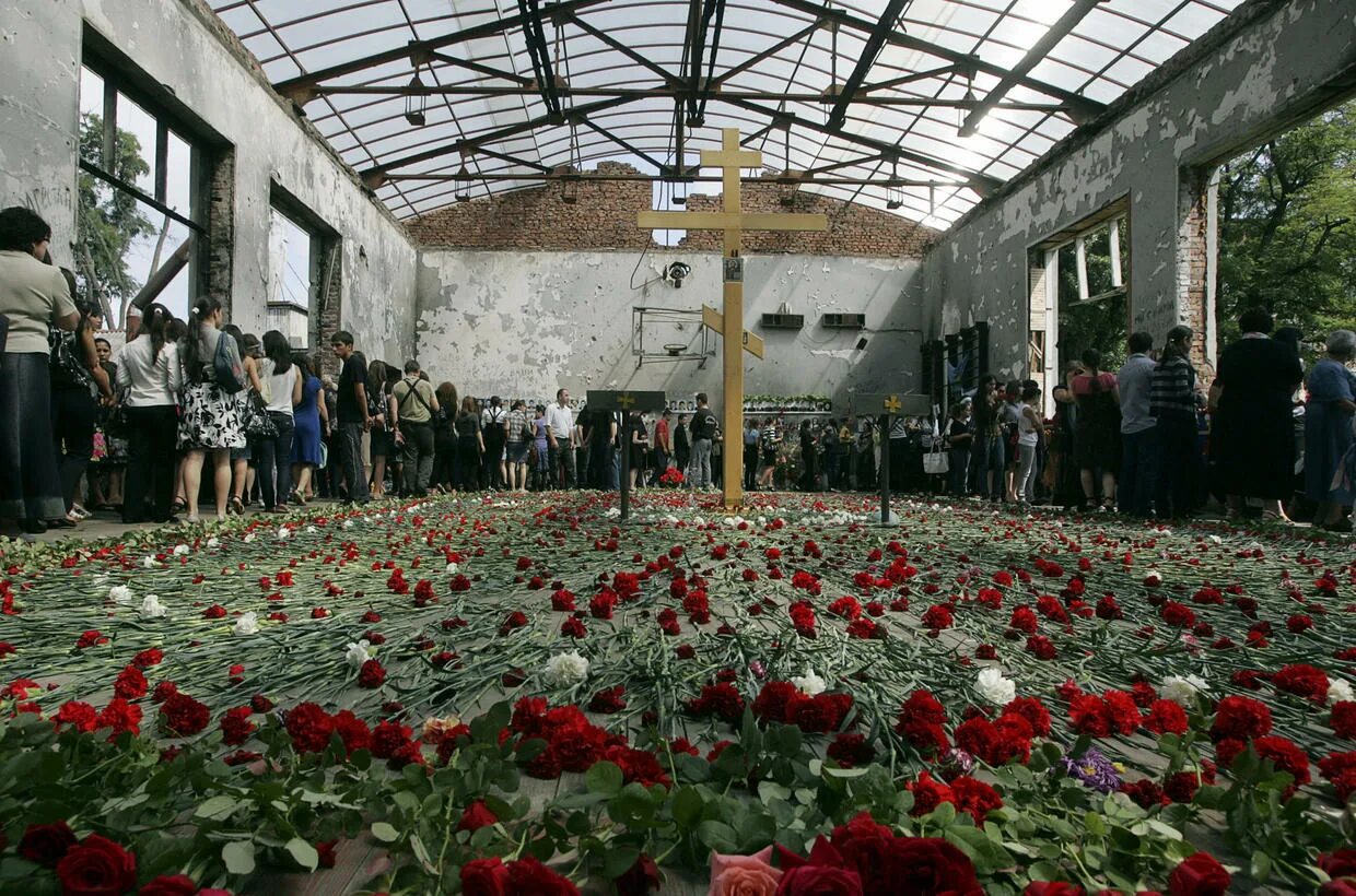 Беслан школа сколько. Теракт в Беслане 1 сентября. 1 Сентября 2004 года в Беслане (Северная Осетия) памятник бойцу.