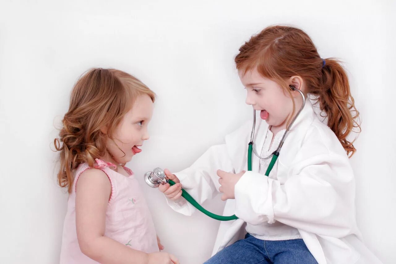 Детские игры в доктора. Дети играют в доктора. Ребенок, играющий в доктора. Игра во врача для детей. My sister is doctor