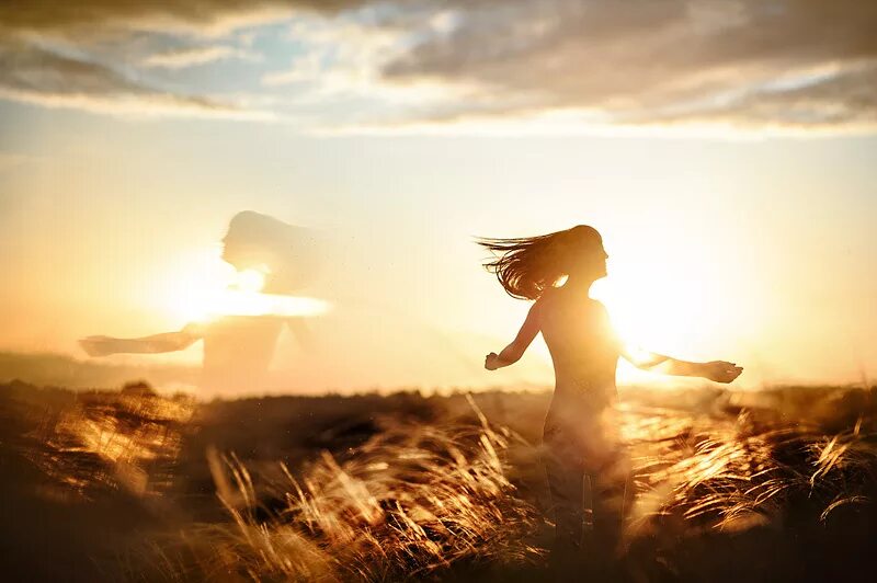 Борьба под солнцем. Ветер и солнце. Солнцу и ветру навстречу. Девушка Свобода солнце. Солнечных снов.
