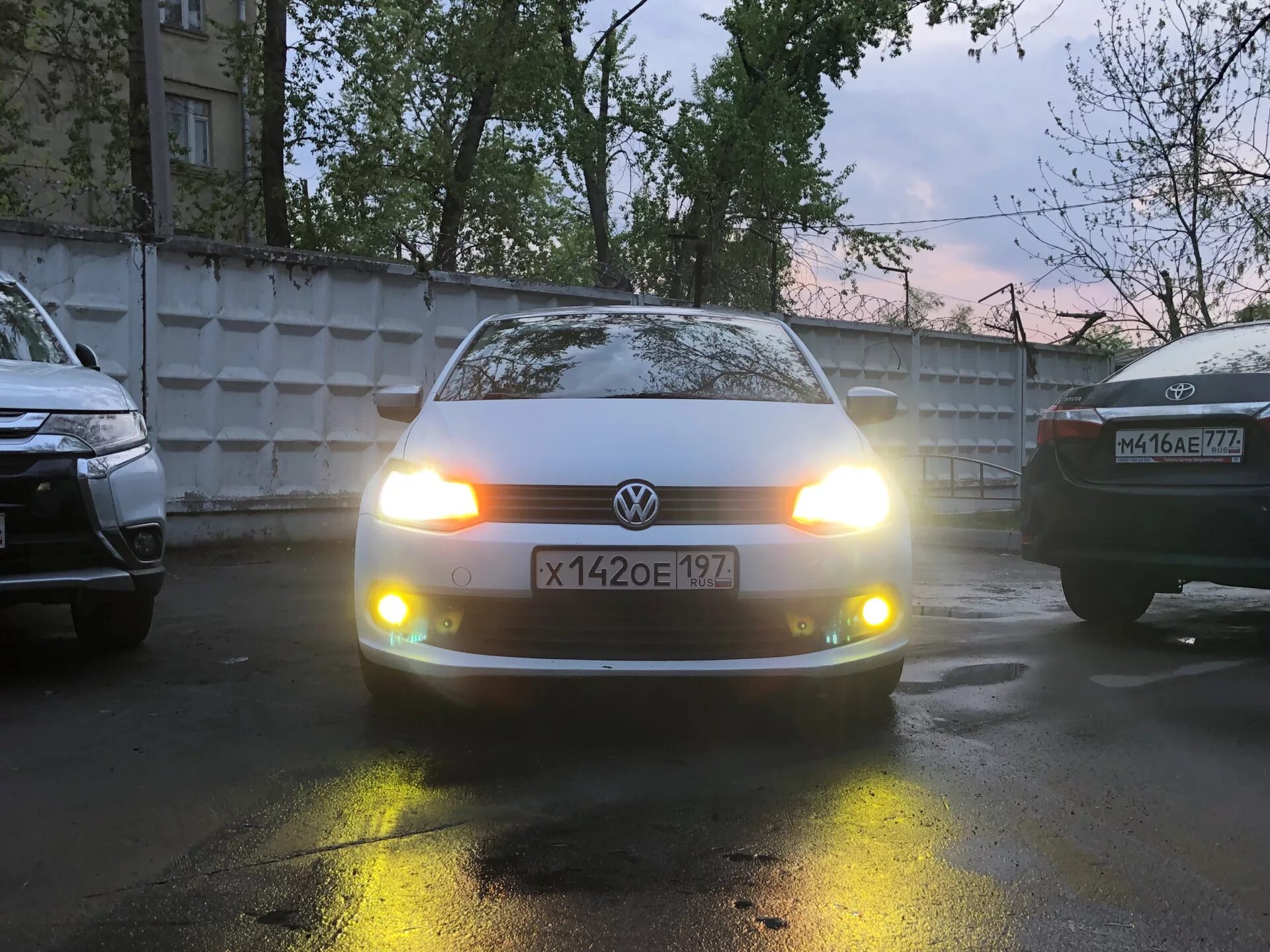 Желтые дхо. Желтые ДХО поло седан. VW Polo sedan свет ПТФ. ВАЗ 2115 желтые противотуманные фары желтые габариты. Противотуманки VW Polo желтые.