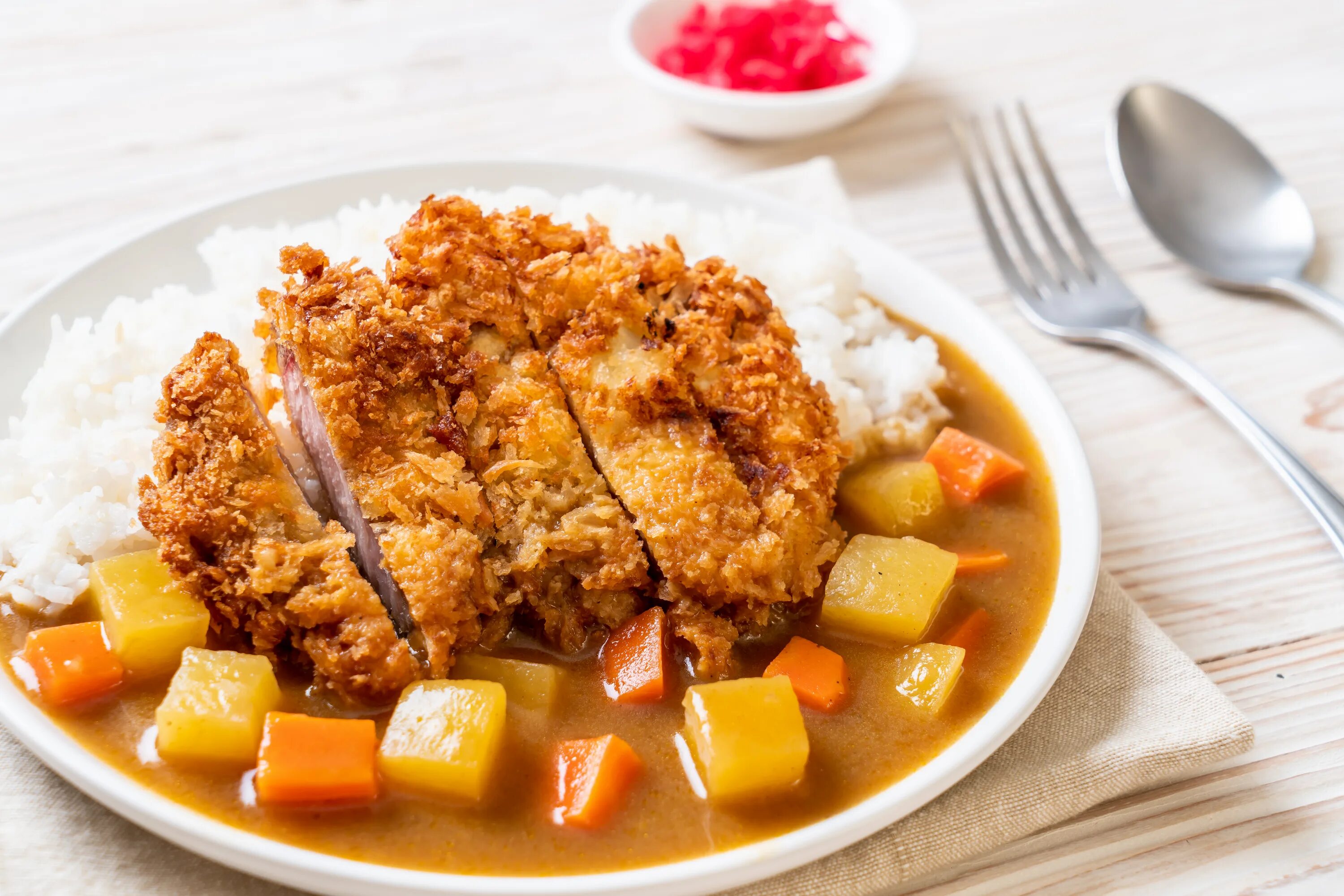 Ведущий подземелья чикен карри. Chicken Katsu Curry. Japan Кацу карри. Маркони Чикен карри. Курица Катсу с карри.