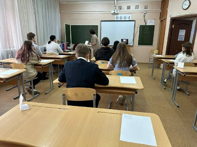 экзамен по математике. школьники на экзамене. ученики колледжа. выпускной экзамен в вузе. школьники на егэ.