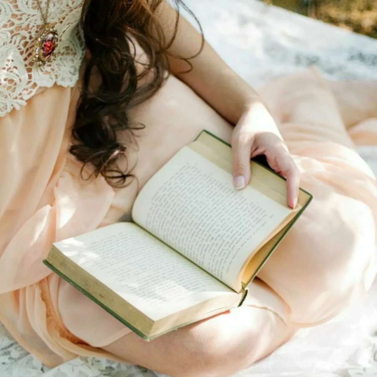 Девочка девушка книга. Девушка с книгой. читает книгу. девушка с книжкой. женщина читает книгу.