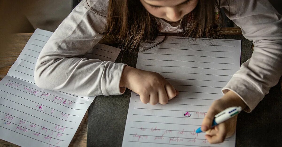 Writing pi. Ребенок пишет письмо. writing letters картинки. write a letter. дети пишут сочинение.