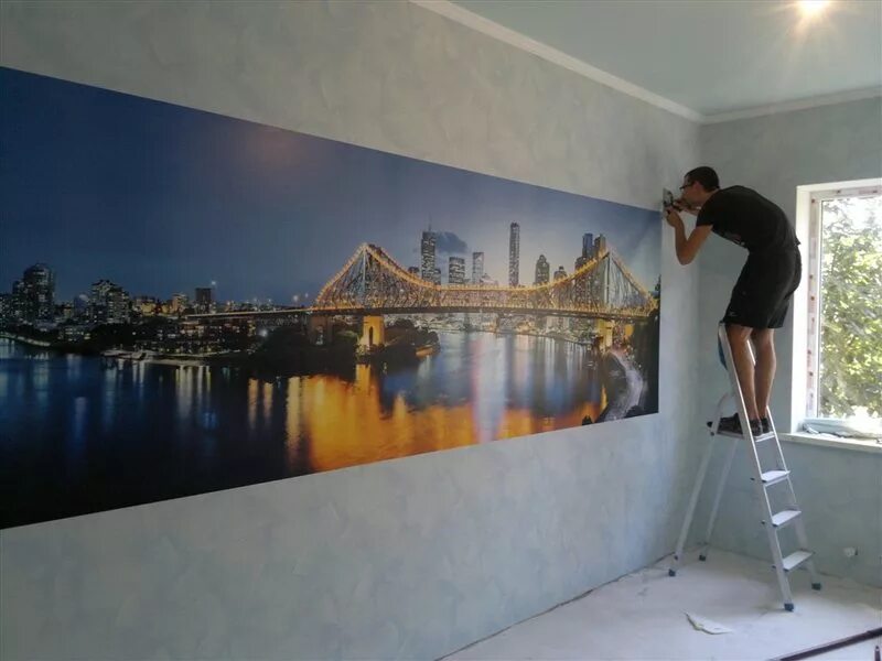 Наклеить фотообои. Наклейка флизелиновых фотообоев. Поклейка фотообоев. Фотообои как клеить на стену правильно. На что клеить фотообои на стену.