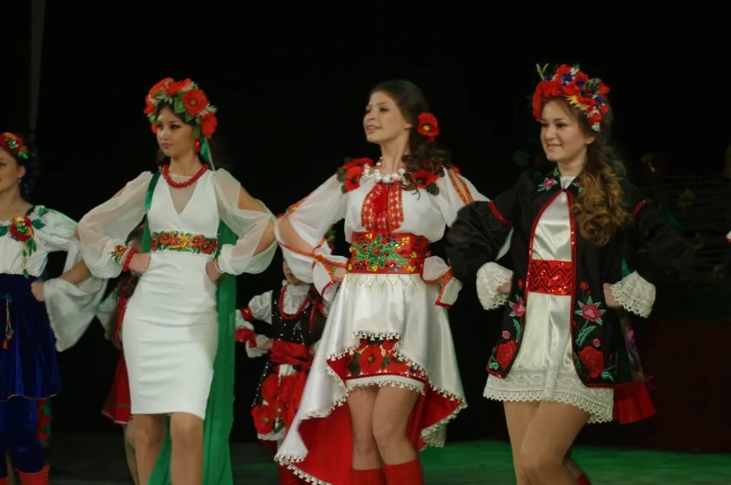 сударушка ансамбль березка. костюмы для народного ансамбля. костюмы ансамбля надежды бабкиной. костюмы ансамбля березка. народные костюмы для танцев.