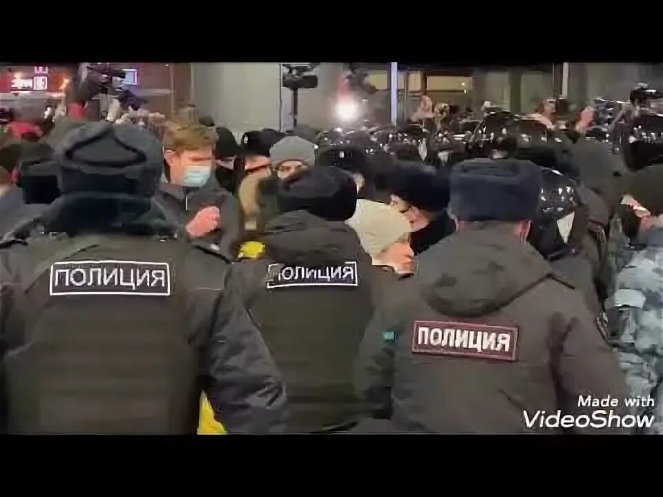 ОМОН В аэропорту. Домодедово аэропорт ОМОН. Задержание Навального в аэропорту. Поклонники Навального.