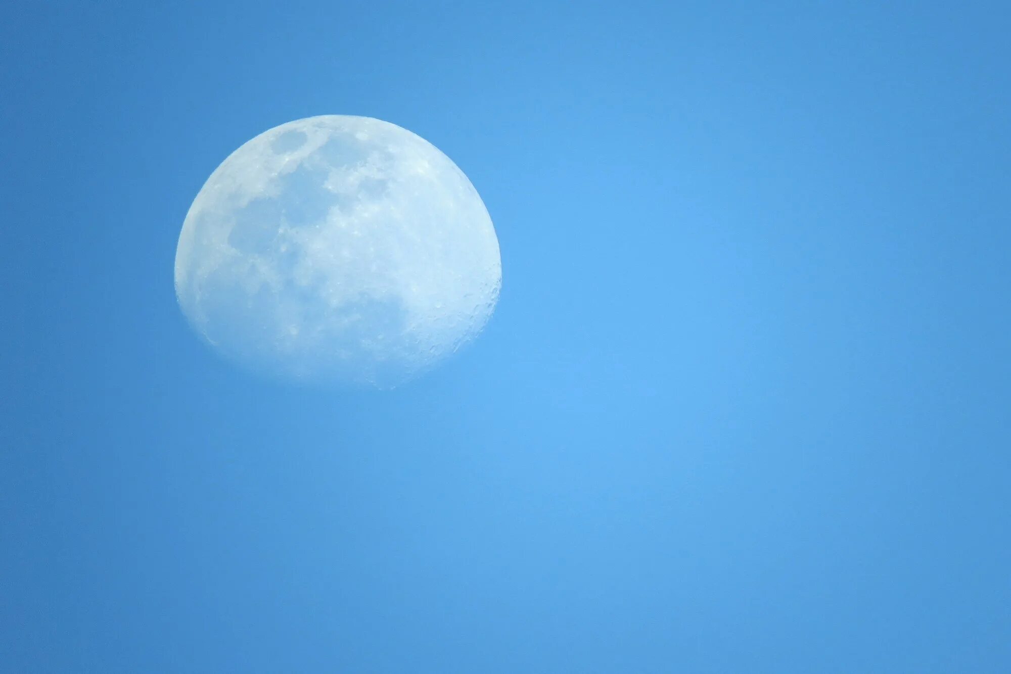 Большая чистая луна. Луна на небе. Луна в облаках. Голубое небо с луной. Луна на чистом небе.