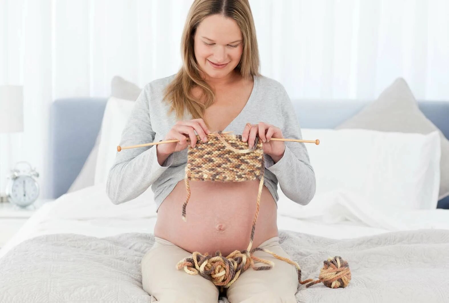 Почему беременные нервничают. Беременные женщины. Фото беременной женщины. Хобби для беременных. Рукоделие для беременных.