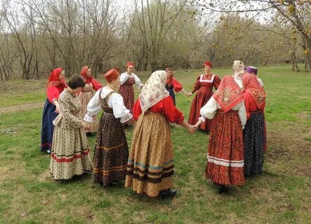 Хоровод в народных костюмах
