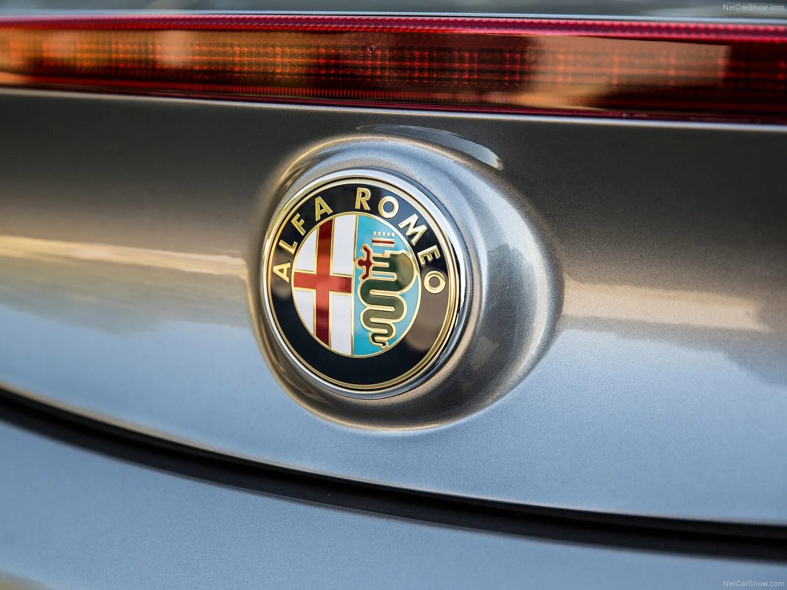 Знак альфа ромео. Alfa Romeo logo. Alfa Romeo 4c logo. Марки машин Альфа Ромео значок. Альфа Ромео автомобиль значок.