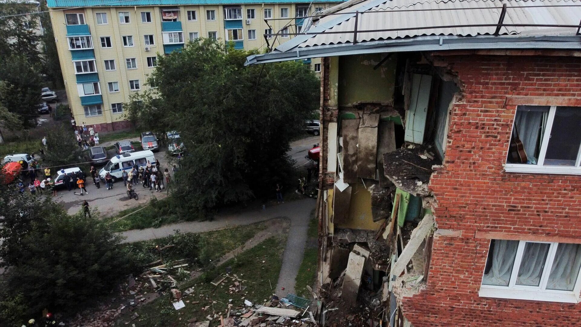 В Омске обрушился дом август 2022. Обрушение дома в Омске 2022. 20 Партсъезда Омск дом обрушение. Обвалившийся дом.