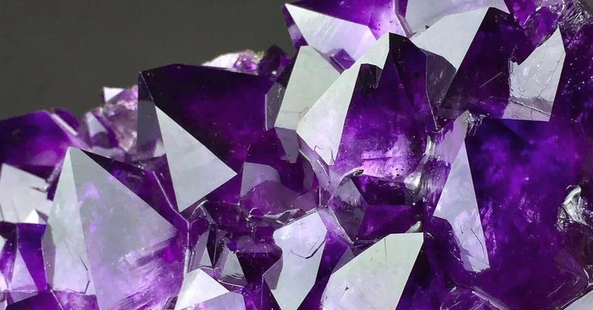 Аметист характеристика. Вдовий камень аметист. Аметист (Amethyst). Кристаллы аметиста в Камне. Пурпурный аметист.