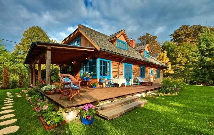 Лето дом 7. Цветные деревянные дома. Синий деревенский дом. Голубой деревенский домик. Разноцветные деревянные дома.