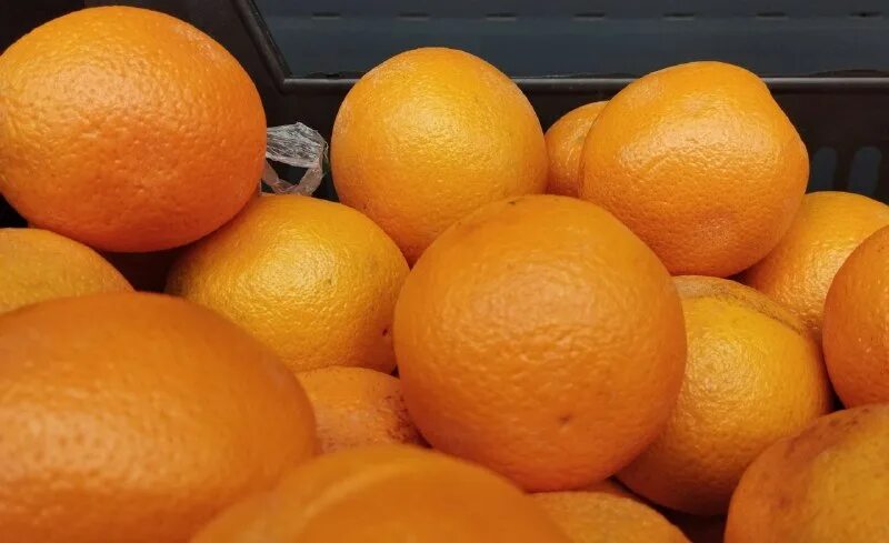 коробка с апельсинами. апельсины стоят. как есть апельсин. цитрусовые фрукты. апельсины 1 кг.