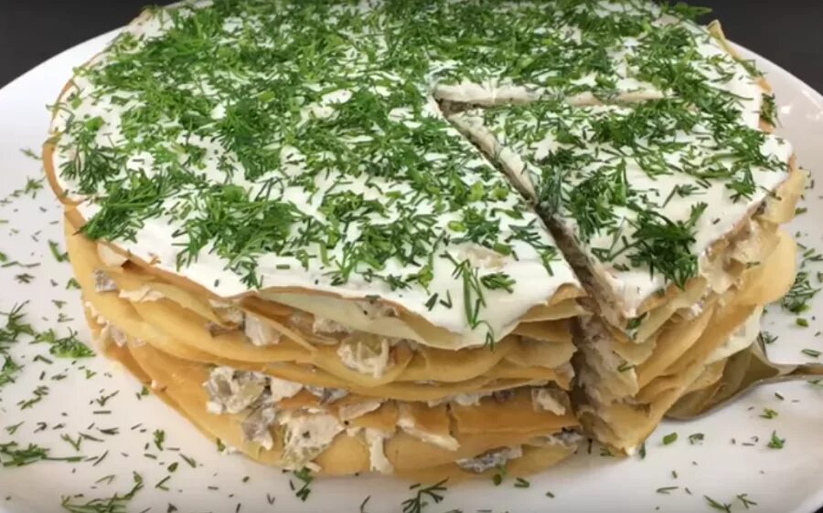 блинный торт с сыром. торт из блинчиков. блинный торт с сыром. блинный торт с сыром. курник блинчатый пирог.