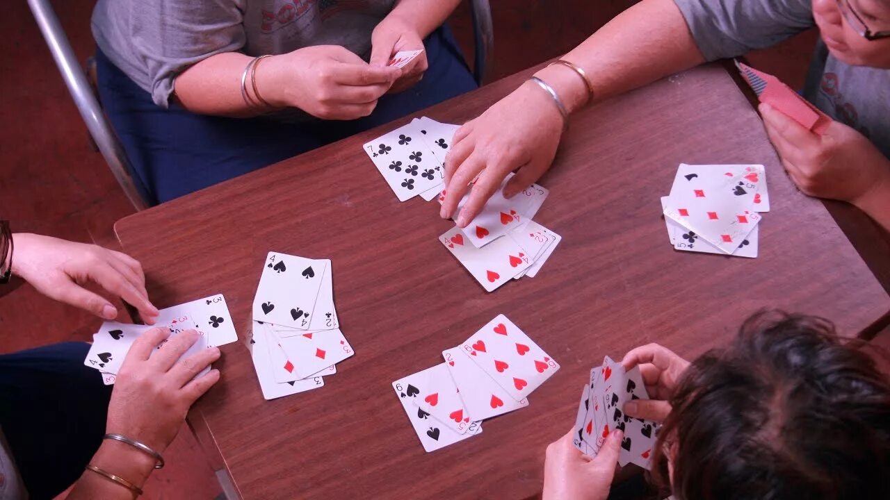 Cards playing games. Карточные игры для подростков. Карточные игры своими руками. Карточные игры нашего двора. How to Play в играх.