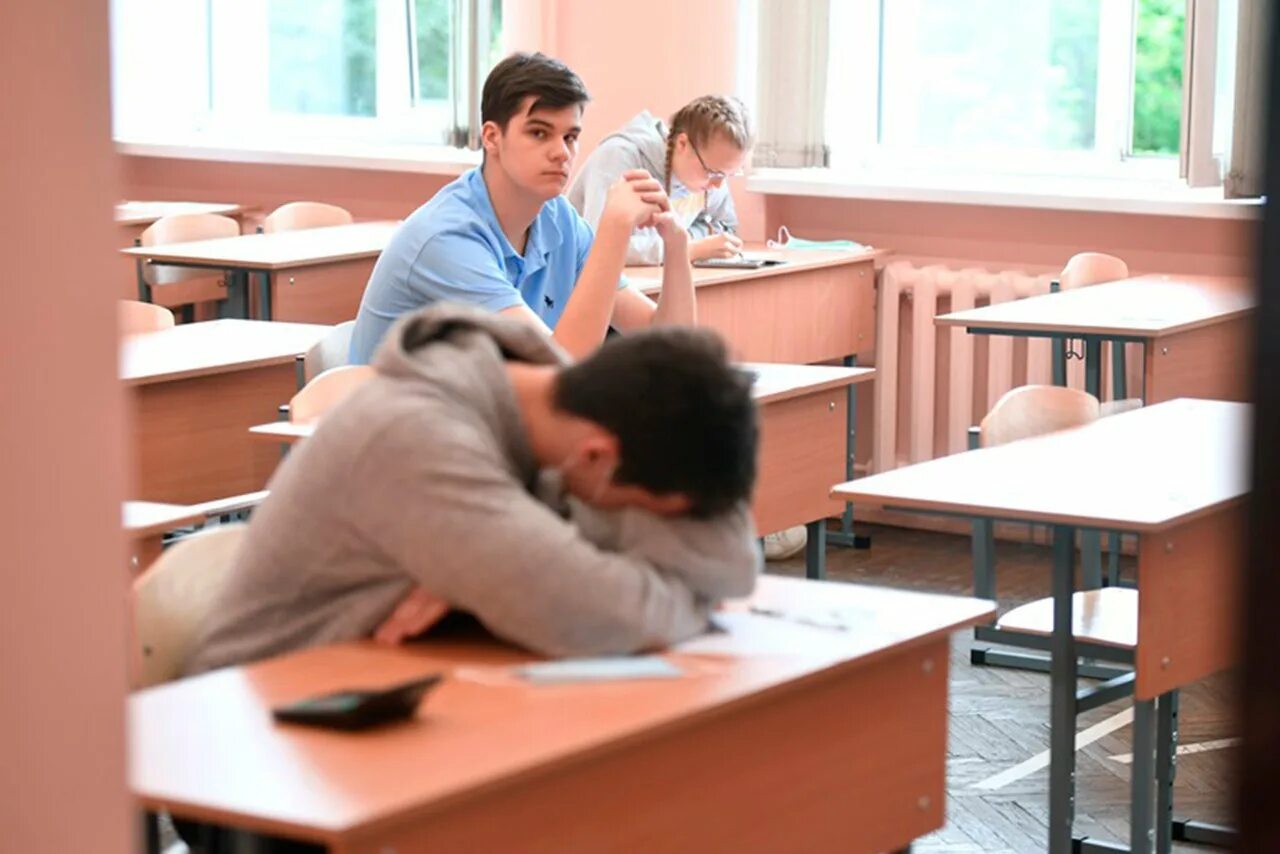 Трудно сдавать егэ. Плачущий школьник ЕГЭ. Школьник покончивший с собой из-за ЕГЭ. Школьник покончил из за ЕГЭ. Старшеклассник плачет.