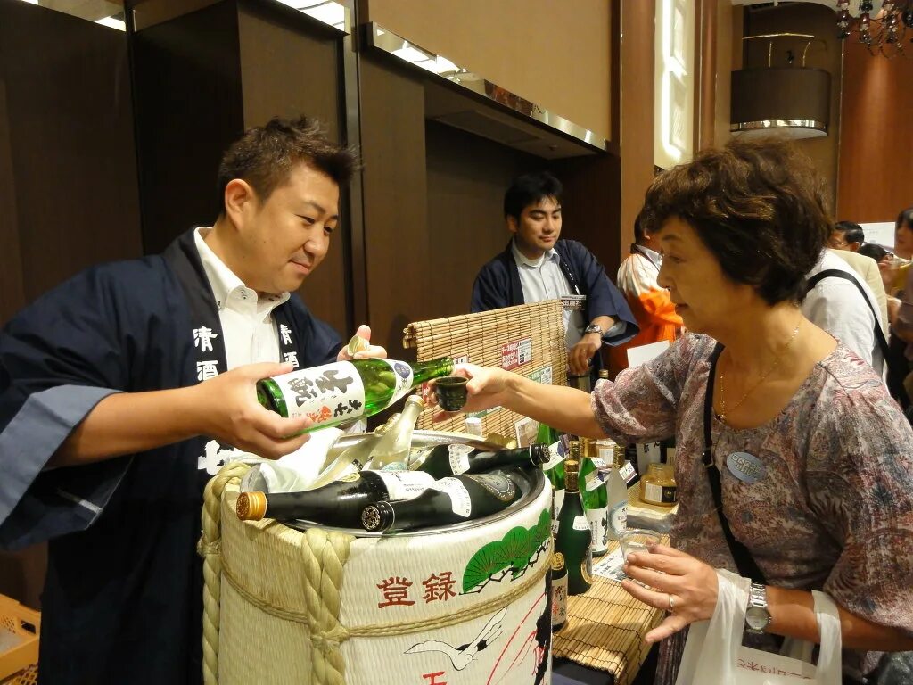 День саке в Японии 1 октября. Японцы пьют саке. Алкоголь в Японии. Безупон япония