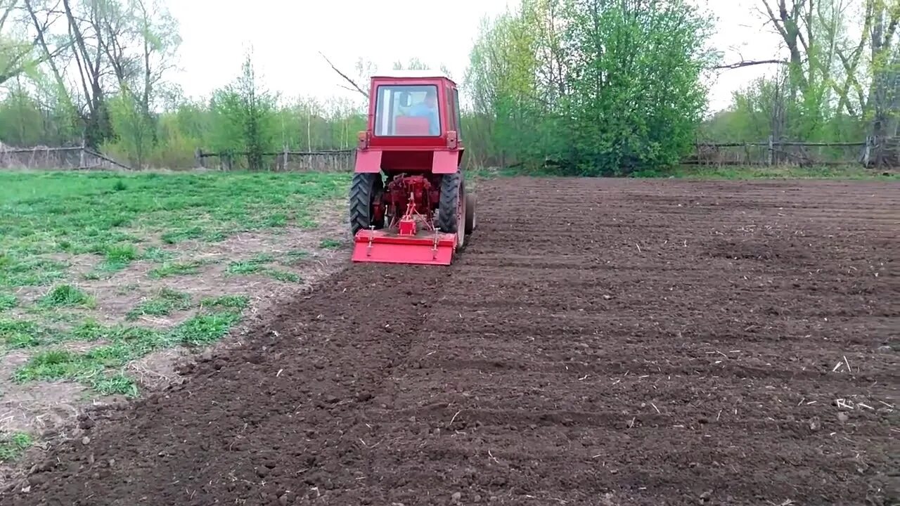 Вспахать сотку цена. Трактор т-25 пашет огород. Вспашка земли трактором т 25. Трактор т 25 вспашка огорода. Вспашка фрезой т 25.