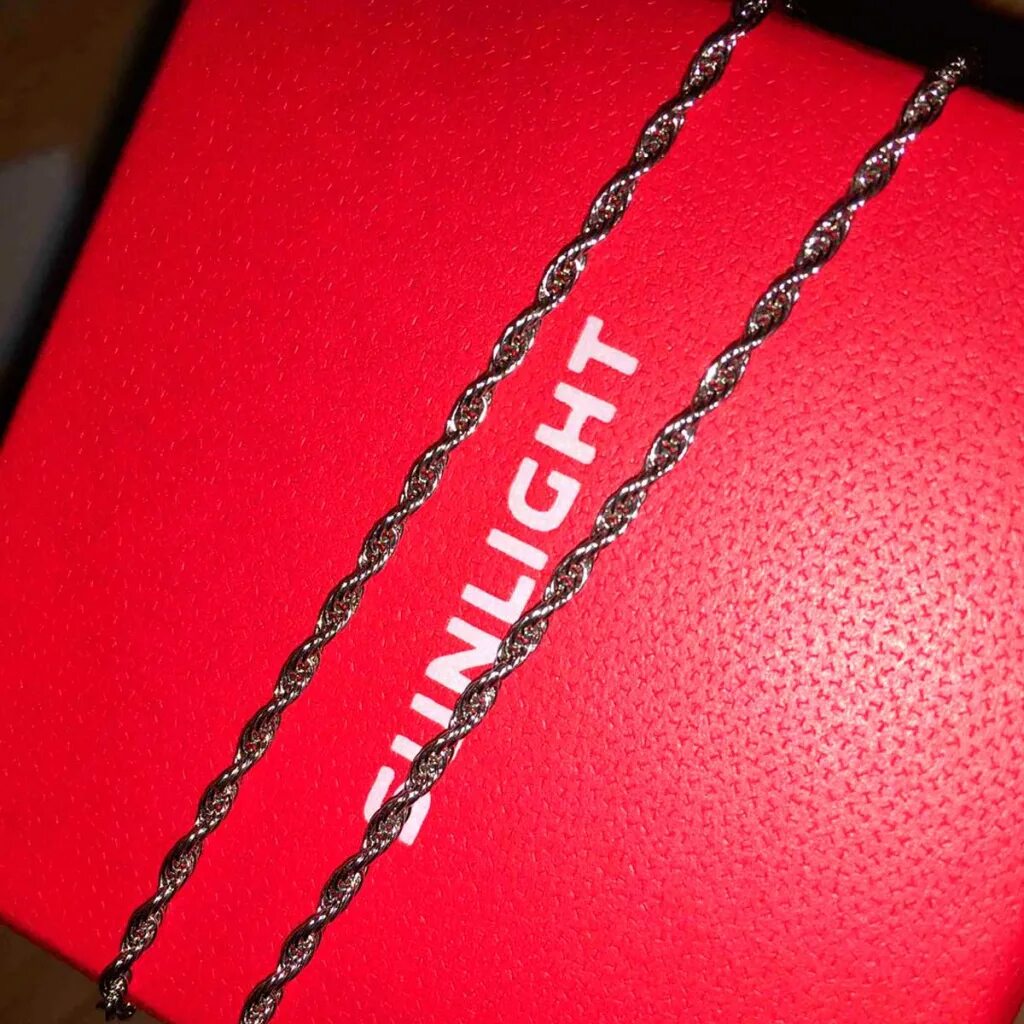 Получить в подарок цепочку. Перекручивается золотая цепочка. Золотой крест на цепочке. Получить в подарок цепочку. Коробка для цепочки подарочная.