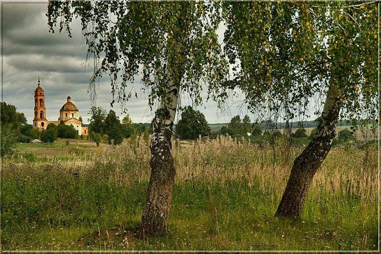 У родины моей ни конца ни края. Деревенская Церковь Есенинская Русь. Российские просторы березы Есенин. Россия поля березы Церковь. Матушка Русь Березка храм.