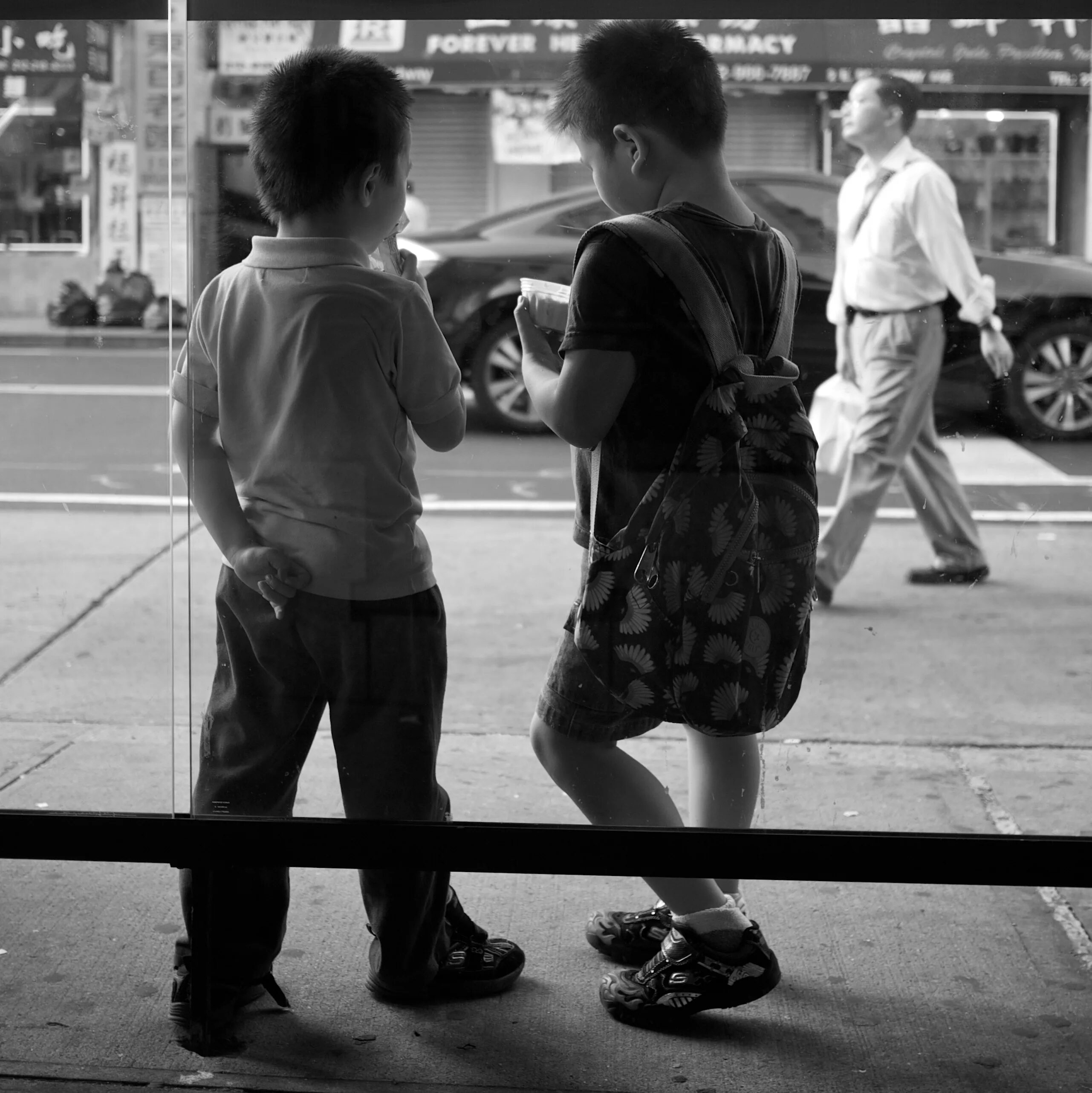 Улица друзей. Уличная фотография детей черно белое. 3 Друга на улице. Фотография улицы с людьми картинки с действиями. Найди друга с улицы.