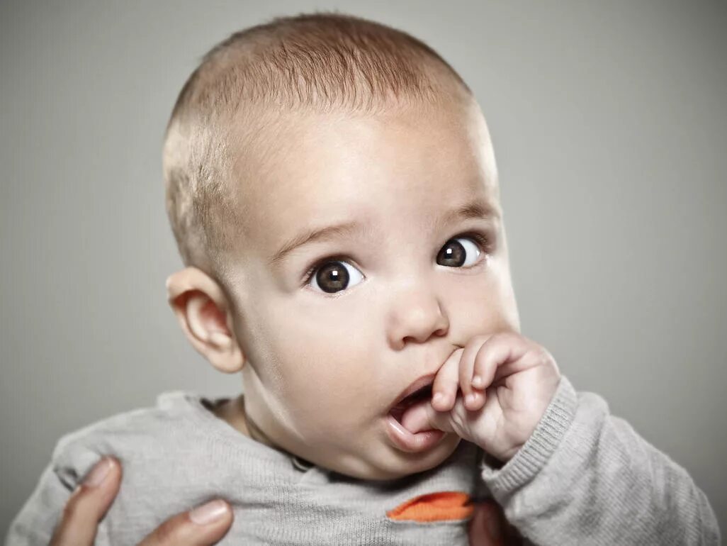 Фото ребенка помесячно. Младенец девочка улыбается. Baby l do. Baby l do. Очень злой малыш.