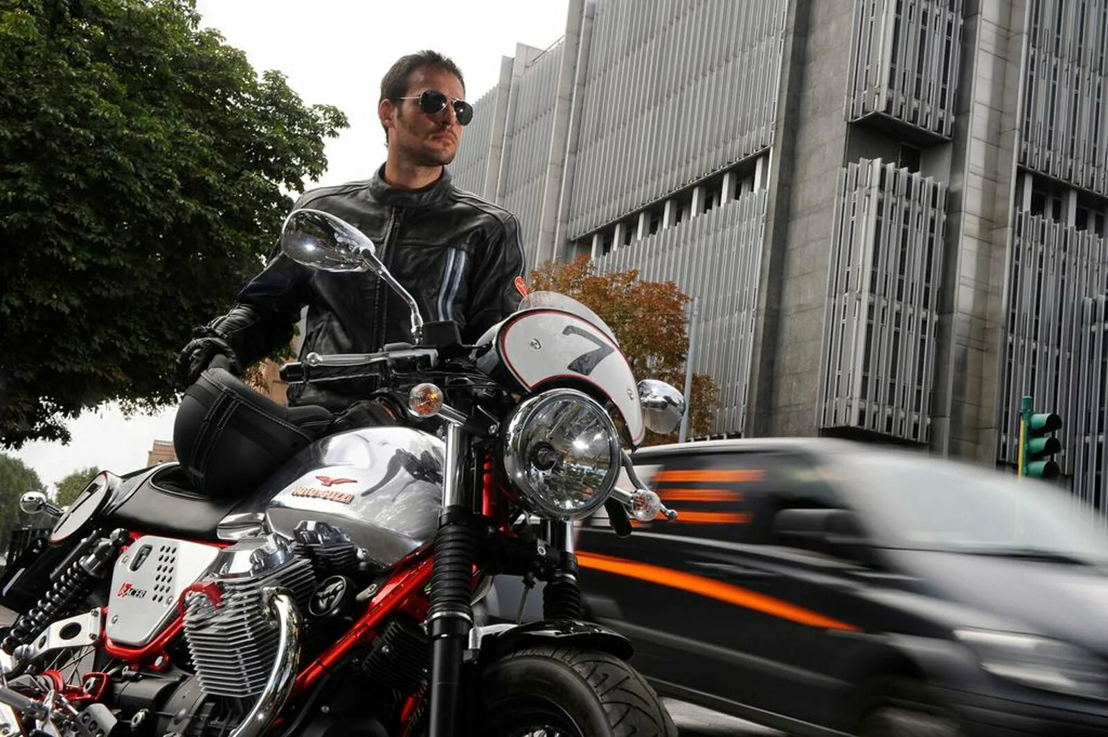 Мужчина на байке. Картинки мужчины с мотоциклом. Мужчина на мотоцикле. Парень на байке. Картинки мужчины с мотоциклом.