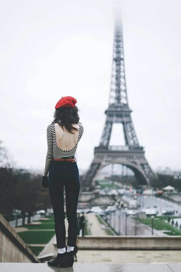 Mary speak french well. Парижский Шик стиль. «Девушка в Париже». Брюнетка в Париже. Француженка со спины.