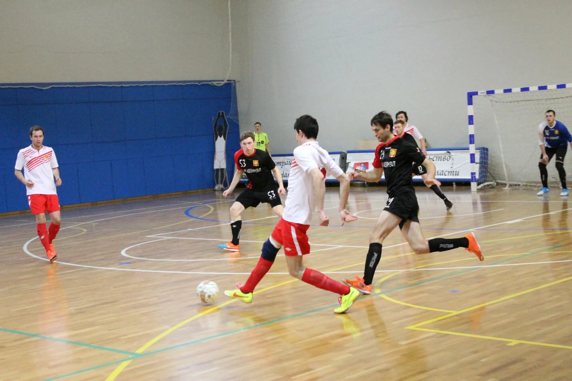 Футзалки шипованные. Можно ли играть в сороконожках в зале. Ходят ли в сороконожках в зале. Сороконожки nike mercurial victory vi tf. Nike concrete.