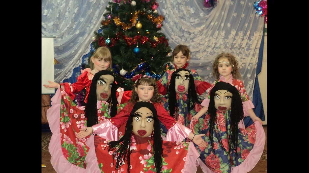 Танец цыганки на новый год. Цыганка на утреннике в детском саду. Детский танец цыганочка в детском саду. Танец цыганок в детском саду. В садик цыганкой на утренник.