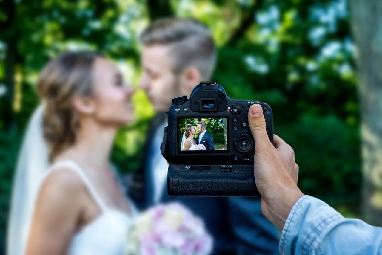 Свадебный фотоаппарат. Фотограф на свадьбу. Фотоаппарат на свадьбе. Фотограф и видеооператор на свадьбу.