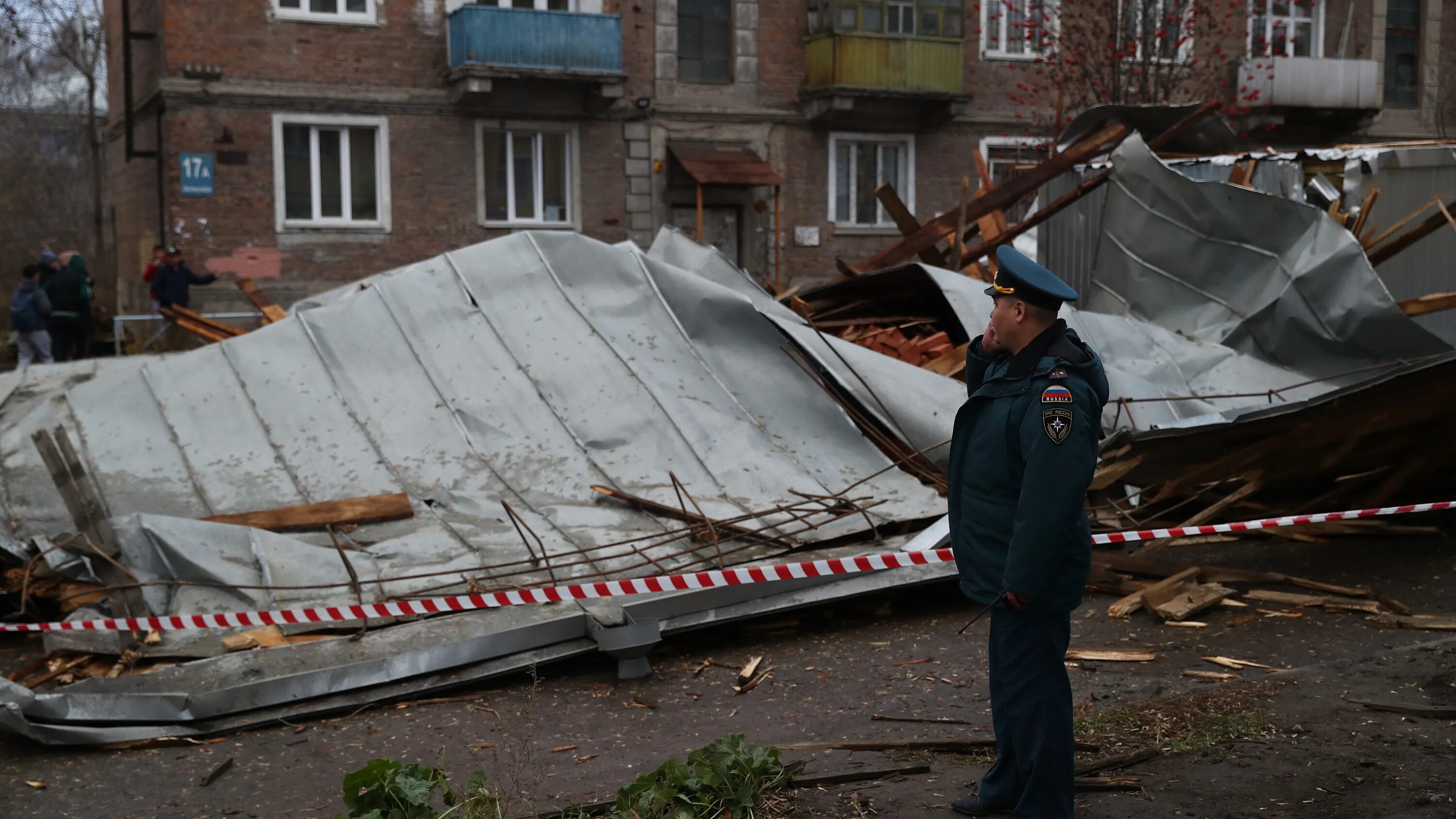 Сорвало крышу. Новосибирск обрушилась крыша. Крыша слетела. Сорвало крышу ветром