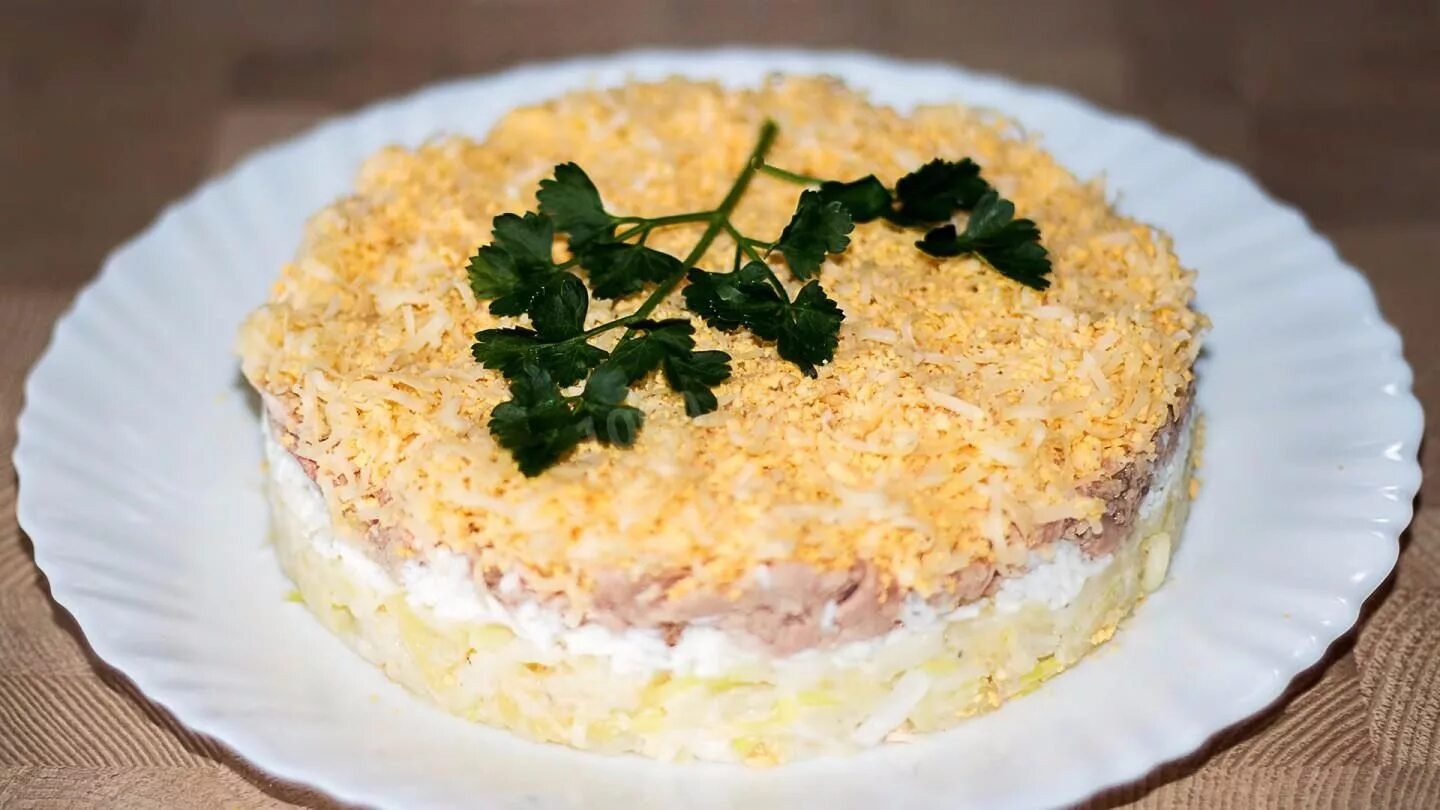 Салат печень трески с яйцами и сыром. Салат с печенью трески. салат мимоза 150 гр. салат мимоза королевская. салат с печенью трески слоеный.