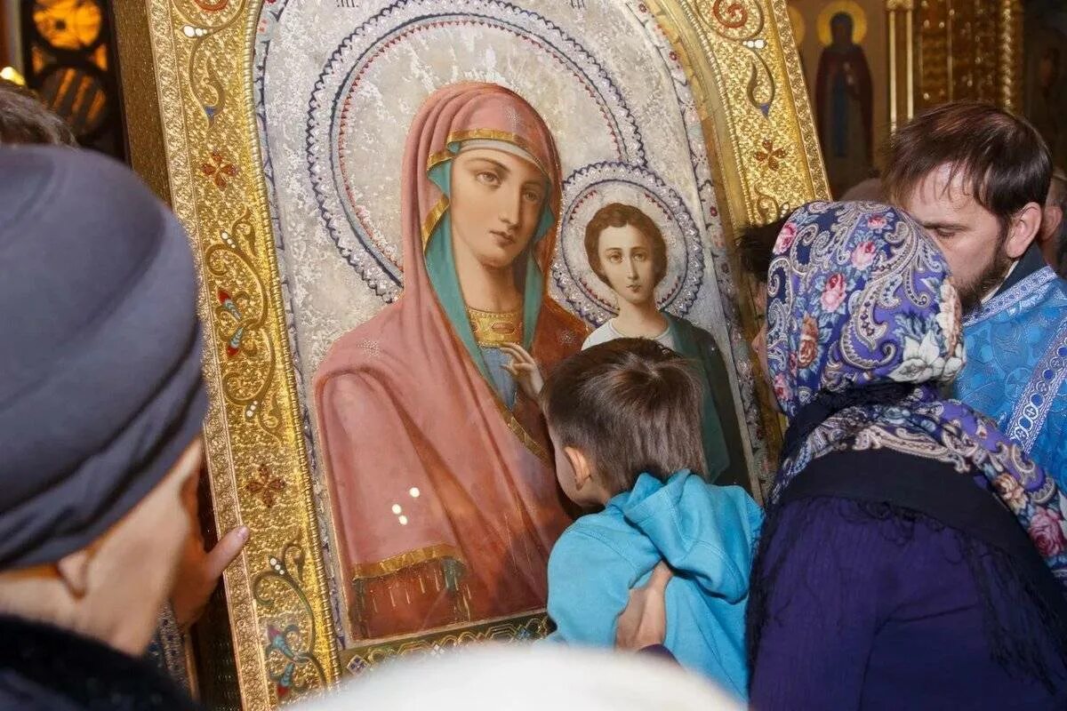 Православные поклоняются. Как правильно целовать икону. Целуют иконы в храме. Парень у иконы в храме. Целование икон.