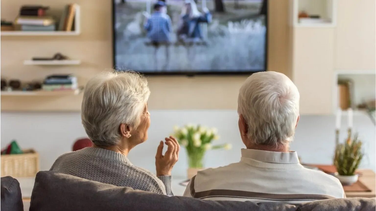 People die tv. Человек телевизор. Реклама телевизора. Семья смотрит телевизор. Семья смотрит телевизор.