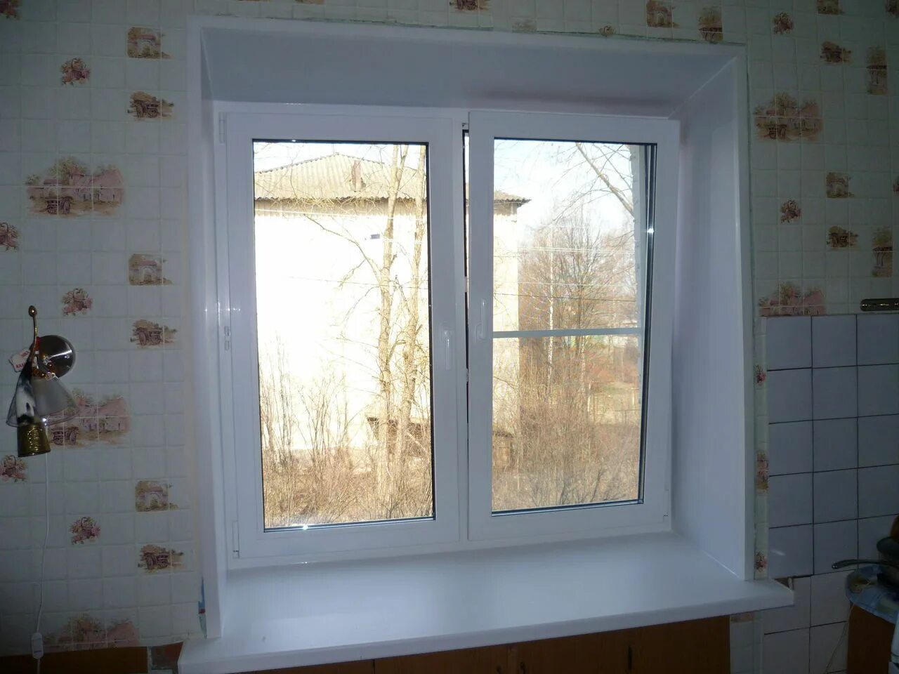 Пластиковое окно на кухню. Пластиковые окна хрущевка. Окна ПВХ. Пластиковое окно в хрущевк.