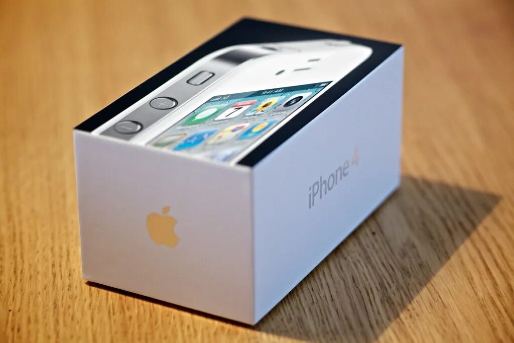 Коробка нового айфона. Айфон 4 коробка. Коробка iphone 4 White. Айфон 4 белый. Айфон в белой коробке.